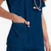 Blusa de trabajo con cuello en V Eds Essentials para mujer
