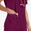 Blusa de trabajo con cuello en V Eds Essentials para mujer