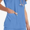 Blusa de trabajo con cuello en V Eds Essentials para mujer
