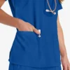 Blusa de trabajo con cuello en V Eds Essentials para mujer