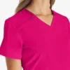Blusa de trabajo con cuello en V Eds Essentials para mujer