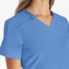 Blusa de trabajo con cuello en V Eds Essentials para mujer