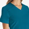 Blusa de trabajo con cuello en V Eds Essentials para mujer