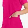 Blusa de trabajo con cuello en V Eds Essentials para mujer