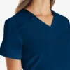 Blusa de trabajo con cuello en V Eds Essentials para mujer