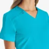 Blusa de trabajo con cuello en V Eds Essentials para mujer
