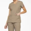 Blusa de trabajo con cuello en V Eds Signature para mujer