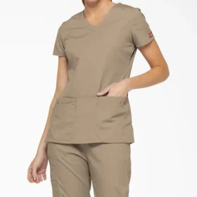 Blusa de trabajo con cuello en V Eds Signature para mujer
