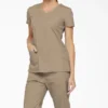 Blusa de trabajo con cuello en V Eds Signature para mujer
