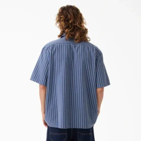 Camisa de trabajo a rayas desgastada