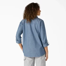 Camisas de trabajo de cambray con lengüetas para mujer