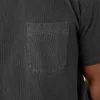 Camiseta con bolsillo teñida en prenda Camiseta con bolsillo teñida en prenda