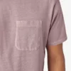 Camiseta con bolsillo teñida en prenda Camiseta con bolsillo teñida en prenda