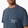 Camiseta con bolsillo y estampado «United by Work» Camiseta con bolsillo y estampado «United by Work»