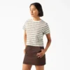 Camiseta corta de mujer con rayas y bolsillo Camiseta corta de mujer con rayas y bolsillo