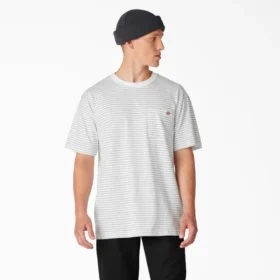 Camiseta de cuello redondo a rayas con bolsillo, corte regular Camiseta de cuello redondo a rayas con bolsillo, corte regular