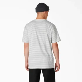 Camiseta de cuello redondo a rayas con bolsillo, corte regular Camiseta de cuello redondo a rayas con bolsillo, corte regular