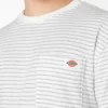 Camiseta de cuello redondo a rayas con bolsillo, corte regular Camiseta de cuello redondo a rayas con bolsillo, corte regular