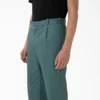 Highsnobiety y Dickies: pantalones de trabajo con pliegues Highsnobiety y Dickies: pantalones de trabajo con pliegues